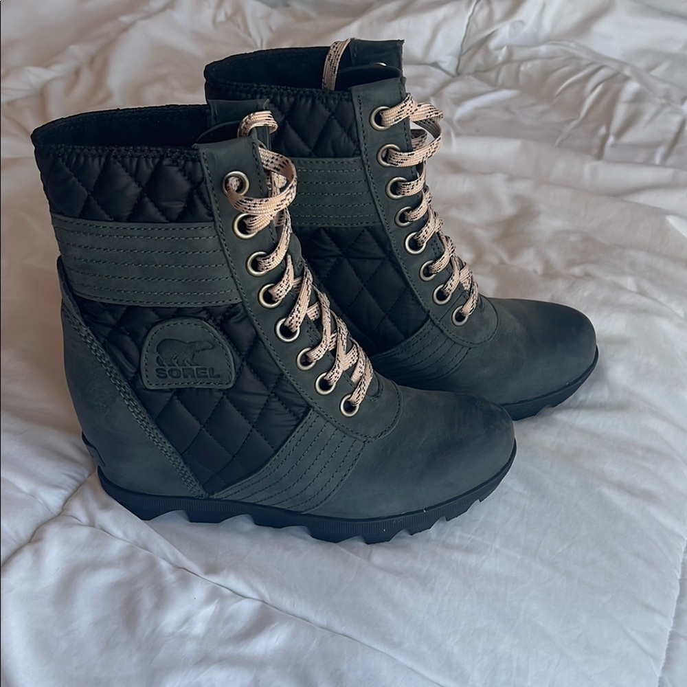 Sorel Quilted Lace-Up Wedge Boots in Olive Green with Cream Laces
